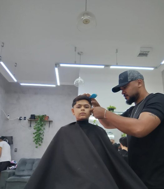 PH atendendo na barbearia